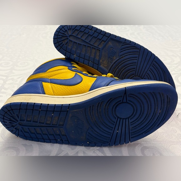 Nike Air Jordan 1 High Woman Size 10 / Men 8.5 Sneakers Running Shoes FD2596-700 - Picture 12 of 15